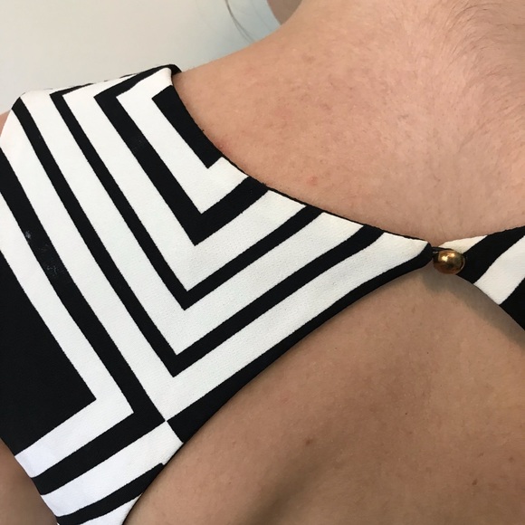 Short mini skirt look 60’s dream outfit! Graphic, classy and elegant and cool. - Picture 6 of 17